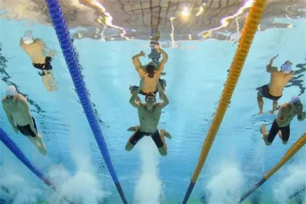 蛙泳蹬腿往后還是往下 蛙泳蹬腿時(shí)哪里發(fā)力 蛙泳蹬腿往后還是往下 蛙泳蹬腿時(shí)哪里發(fā)力