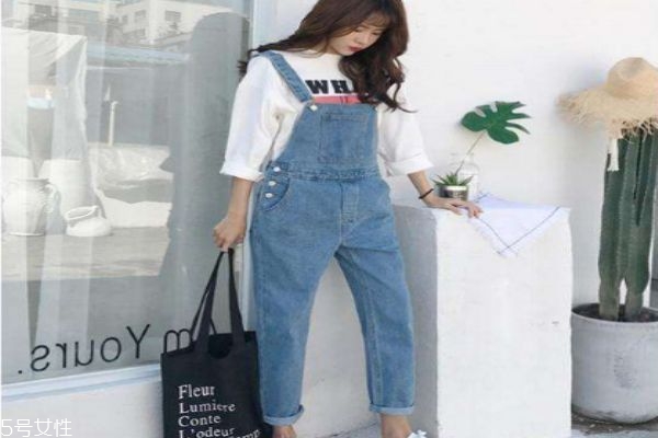 背帶褲的扣子怎么裝 背帶褲應該怎么搭配呢 背帶褲的扣子怎么裝 背帶褲應該怎么搭配呢