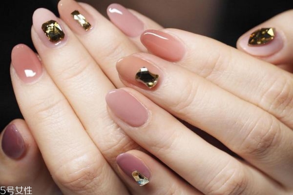 怎么挑選適合自己的顏色的美甲 這些顏色顯手白 怎么挑選適合自己的顏色的美甲 這些顏色顯手白