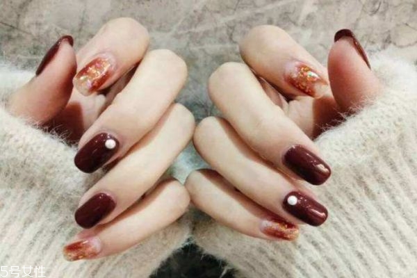 怎么挑選適合自己的顏色的美甲 這些顏色顯手白 怎么挑選適合自己的顏色的美甲 這些顏色顯手白