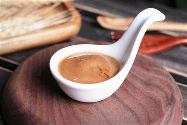 芝麻醬用什么油調更香 調芝麻醬用熱水還是冷水好 芝麻醬用什么油調更香 調芝麻醬用熱水還是冷水好