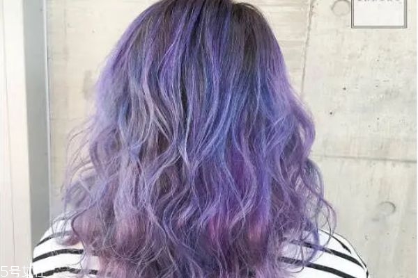 薰衣草紫發(fā)色用漂嗎 薰衣草紫發(fā)色顯白嗎 薰衣草紫發(fā)色用漂嗎 薰衣草紫發(fā)色顯白嗎