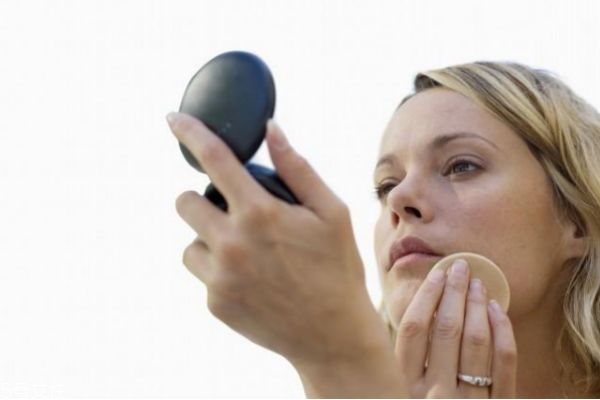 粉底液用什么工具涂比較好 涂粉底液的工具 粉底液用什么工具涂比較好 涂粉底液的工具