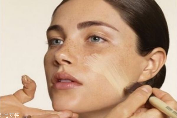 刷子怎么涂抹粉底液 打造精致底妝方法 刷子怎么涂抹粉底液 打造精致底妝方法