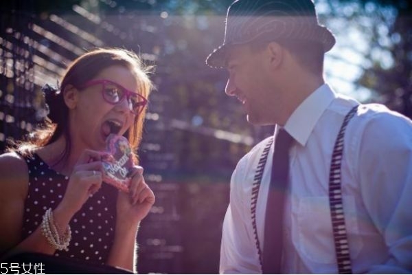 談戀愛男生應(yīng)該怎么做 戀愛男生要怎么做才好 談戀愛男生應(yīng)該怎么做 戀愛男生要怎么做才好