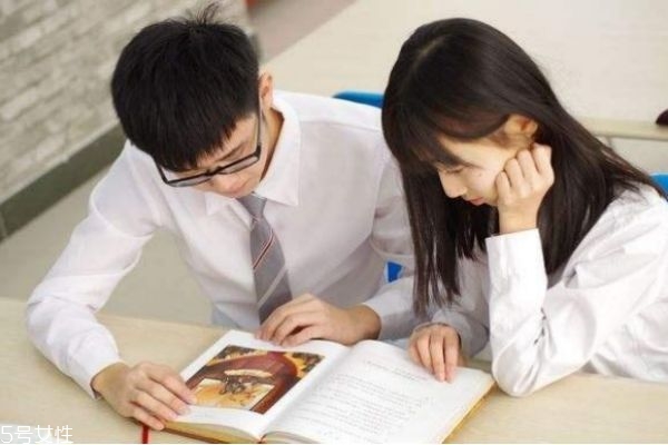 談戀愛男生應(yīng)該怎么做 戀愛男生要怎么做才好 談戀愛男生應(yīng)該怎么做 戀愛男生要怎么做才好