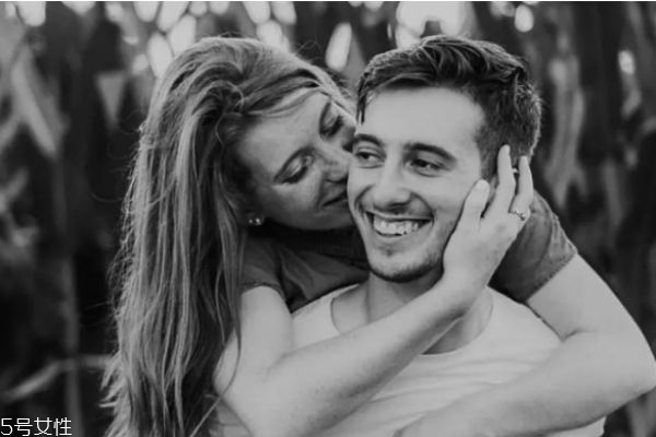 夫妻怎么相處感情更好 怎么看夫妻的感情好不好 夫妻怎么相處感情更好 怎么看夫妻的感情好不好