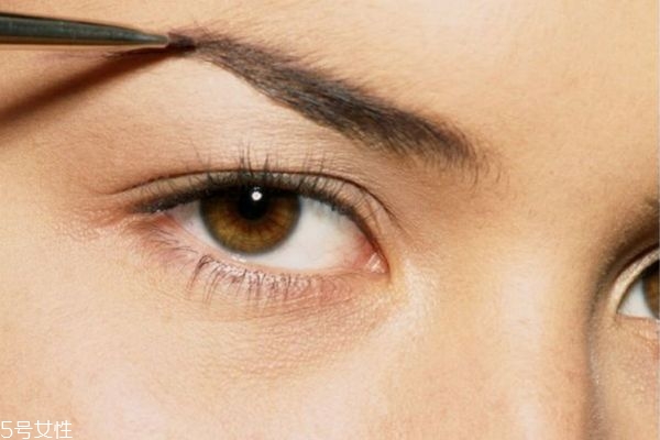 眉毛應(yīng)該怎么化呢 化眉毛有什么注意的呢 眉毛應(yīng)該怎么化呢 化眉毛有什么注意的呢