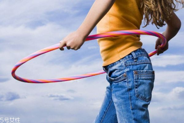 轉(zhuǎn)呼啦圈有什么作用呢 轉(zhuǎn)呼啦圈有什么危害嗎 轉(zhuǎn)呼啦圈有什么作用呢 轉(zhuǎn)呼啦圈有什么危害嗎