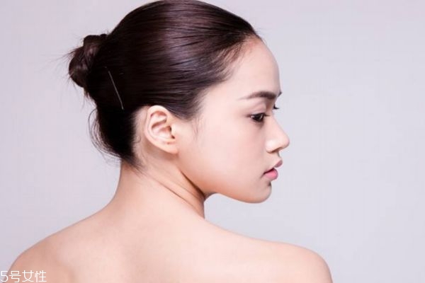 為什么背上長痘痘呢 背上長痘痘是什么原因造成呢 為什么背上長痘痘呢 背上長痘痘是什么原因造成呢