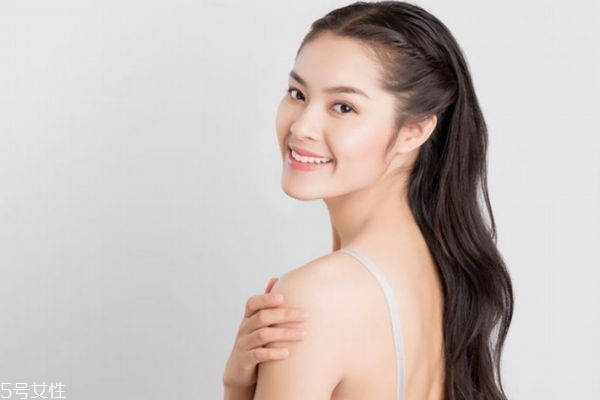 為什么背上長痘痘呢 背上長痘痘是什么原因造成呢 為什么背上長痘痘呢 背上長痘痘是什么原因造成呢