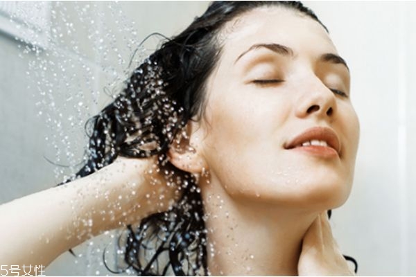 如何挑選護(hù)發(fā)素 護(hù)發(fā)素使用注意事項 如何挑選護(hù)發(fā)素 護(hù)發(fā)素使用注意事項