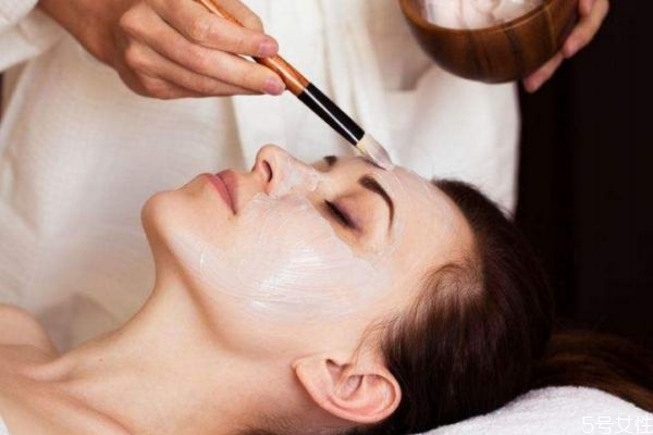 冬季干皮膚可以天天敷面膜嗎 冬季干皮膚適合敷什么面膜 冬季干皮膚可以天天敷面膜嗎 冬季干皮膚適合敷什么面膜