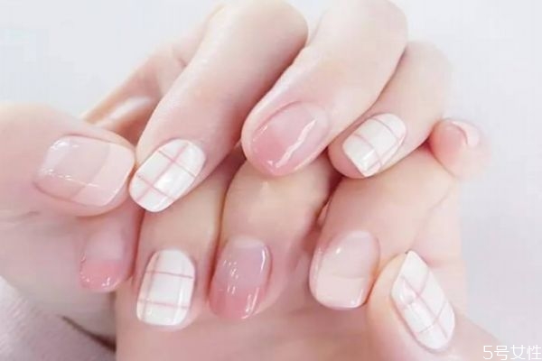 怎么樣卸掉芭比膠美甲 芭比膠美甲與光療彩膠美甲的區(qū)別 怎么樣卸掉芭比膠美甲 芭比膠美甲與光療彩膠美甲的區(qū)別