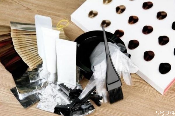 如何讓染過的顏色掉色慢一些 染發(fā)不掉色的小竅門 如何讓染過的顏色掉色慢一些 染發(fā)不掉色的小竅門