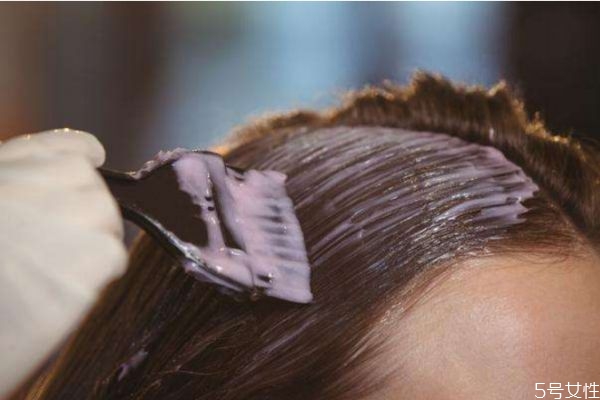 如何讓染過的顏色掉色慢一些 染發(fā)不掉色的小竅門 如何讓染過的顏色掉色慢一些 染發(fā)不掉色的小竅門