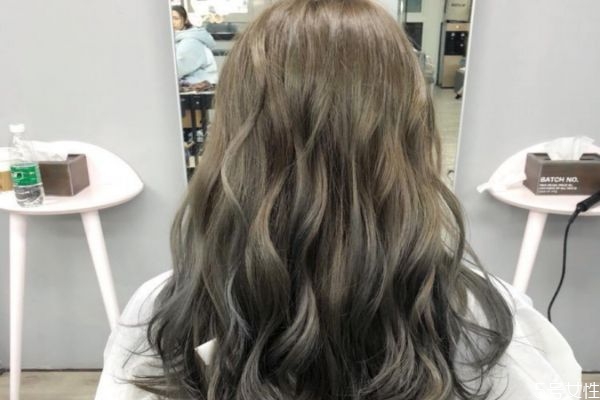 染什么顏色掉色不變黃 為什么染發(fā)褪色后都會變成黃色 染什么顏色掉色不變黃 為什么染發(fā)褪色后都會變成黃色