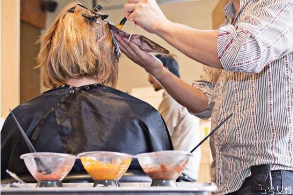 染過色的頭發(fā)為什么會掉色 染發(fā)洗頭掉色是什么原因 染過色的頭發(fā)為什么會掉色 染發(fā)洗頭掉色是什么原因