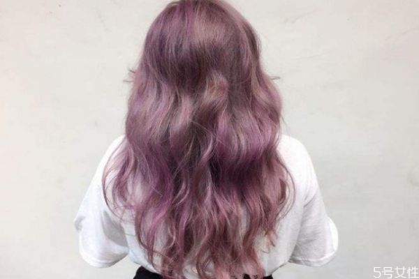 染發(fā)后洗頭怎么不掉色 染發(fā)后用什么產(chǎn)品能固色 染發(fā)后洗頭怎么不掉色 染發(fā)后用什么產(chǎn)品能固色