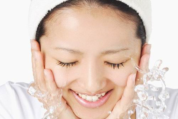 生理鹽水敷臉幾天敷一次比較好 生理鹽水敷臉?lè)髱追昼?>
<strong>生理鹽水敷臉幾天敷一次比較好 生理鹽水敷臉?lè)髱追昼?/strong>
</a>
<p>勝利鹽水本就是醫(yī)用的無(wú)菌溶液，既然是無(wú)菌溶液，如果拿來(lái)敷臉對(duì)皮膚會(huì)不會(huì)有傷害呢，生理鹽水敷臉幾天敷一次比較好，一次敷幾分鐘呢。</p>
</li>
<li>
<a href=