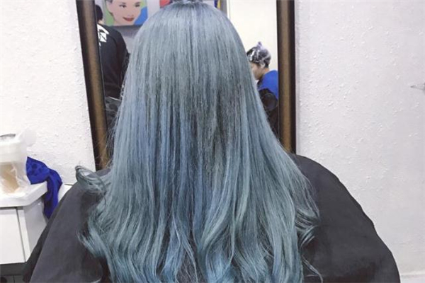藍灰色發(fā)色需要漂嗎 藍灰色可以改成什么顏色 藍灰色發(fā)色需要漂嗎 藍灰色可以改成什么顏色