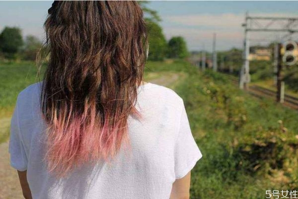 染發(fā)后洗頭怎么不掉色 染發(fā)后用什么產(chǎn)品能固色 染發(fā)后洗頭怎么不掉色 染發(fā)后用什么產(chǎn)品能固色