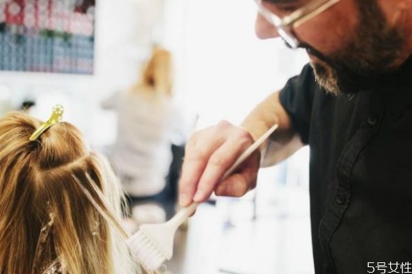 如何讓染過的顏色掉色慢一些 染發(fā)不掉色的小竅門 如何讓染過的顏色掉色慢一些 染發(fā)不掉色的小竅門