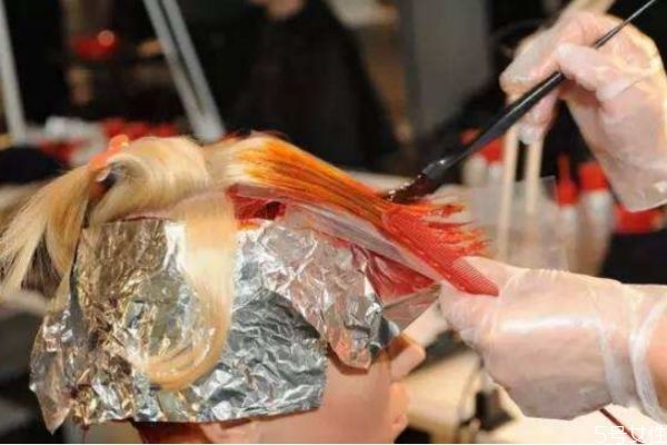 染什么顏色掉色不變黃 為什么染發(fā)褪色后都會變成黃色 染什么顏色掉色不變黃 為什么染發(fā)褪色后都會變成黃色