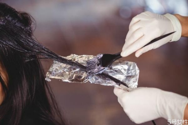 染過色的頭發(fā)為什么會掉色 染發(fā)洗頭掉色是什么原因 染過色的頭發(fā)為什么會掉色 染發(fā)洗頭掉色是什么原因