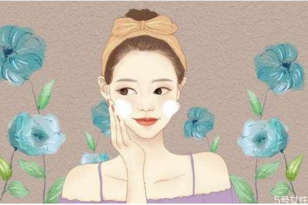 秋冬季節(jié)應(yīng)該怎么給皮膚補水呢 秋冬季節(jié)怎么護(hù)膚呢