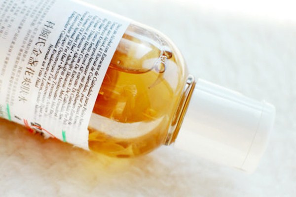 含酒精的護(hù)膚品適合什么人用 含酒精的護(hù)膚品對(duì)皮膚傷害多大