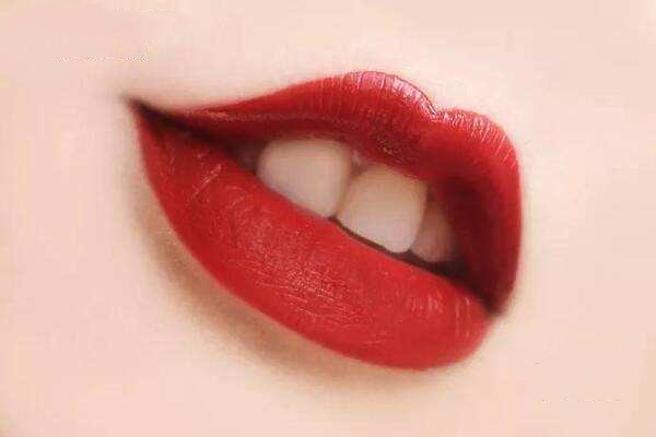 冬天涂唇釉的好處 冬天涂口紅的好處 冬天涂唇釉的好處 冬天涂口紅的好處