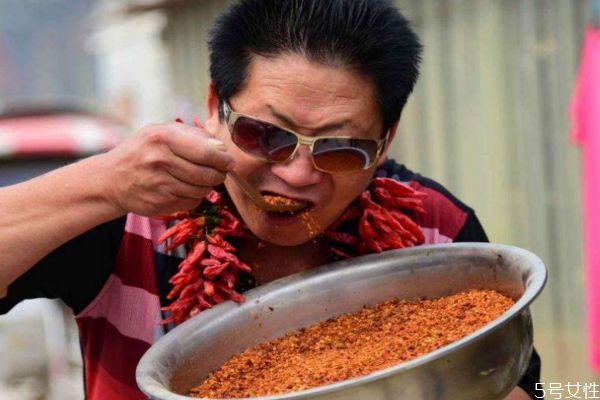 辣椒對(duì)皮膚有好處嗎 長(zhǎng)痘痘是因?yàn)槔苯穯? alt=