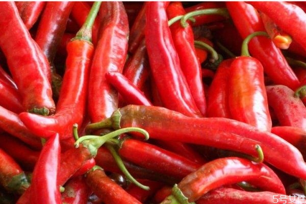 辣椒對(duì)皮膚有好處嗎 長(zhǎng)痘痘是因?yàn)槔苯穯? alt=