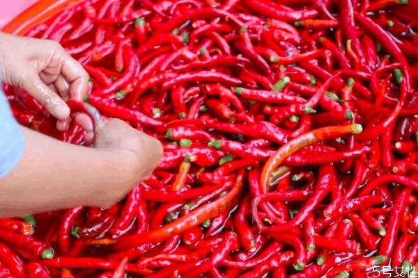 辣椒對(duì)皮膚有好處嗎 長(zhǎng)痘痘是因?yàn)槔苯穯? alt=