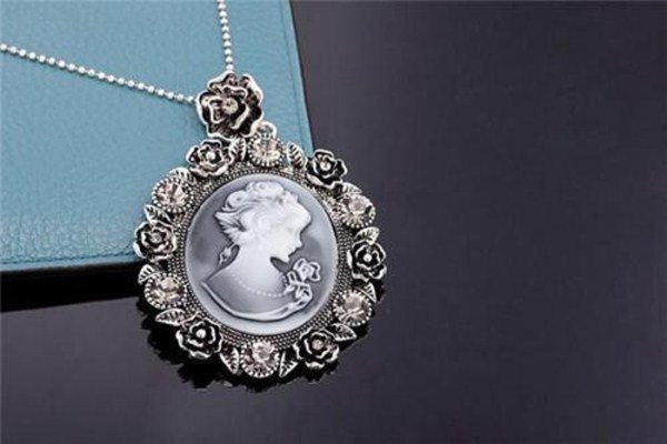 毛衣鏈哪個(gè)品牌好 毛衣鏈和項(xiàng)鏈有什么區(qū)別 毛衣鏈哪個(gè)品牌好 毛衣鏈和項(xiàng)鏈有什么區(qū)別