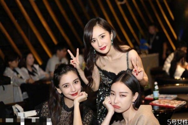 男票很黏你時(shí)是什么樣的體驗(yàn) 男朋友很黏你怎么辦 男票很黏你時(shí)是什么樣的體驗(yàn) 男朋友很黏你怎么辦