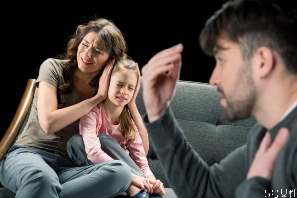 夫妻吵架對(duì)小孩子傷害有多大呢 夫妻老吵架怎么辦呢
