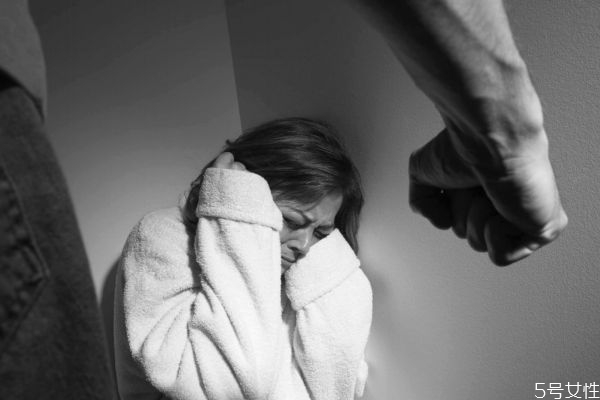 家暴究竟有多惡劣呢 家暴究竟應(yīng)不應(yīng)該被原諒呢 家暴究竟有多惡劣呢 家暴究竟應(yīng)不應(yīng)該被原諒呢