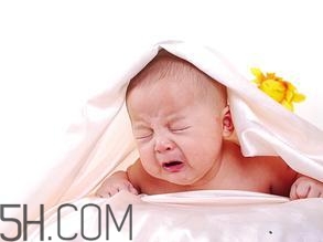 新生兒吐奶情況什么時(shí)候會(huì)沒(méi)有？寶寶吐奶了怎么辦？