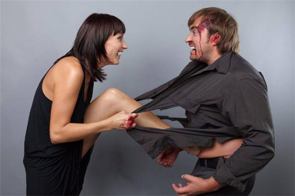 冷暴力和家暴哪個更可怕 冷暴力和家暴哪個危害更大 冷暴力和家暴哪個更可怕 冷暴力和家暴哪個危害更大