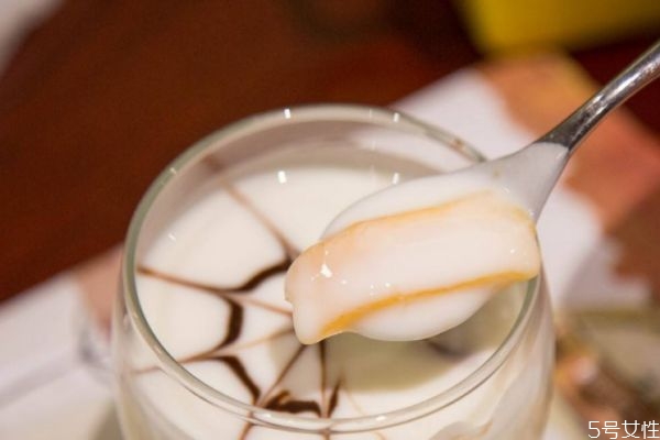 酸奶是怎么樣做的呢 酸奶的主要成分是什么呢 酸奶是怎么樣做的呢 酸奶的主要成分是什么呢