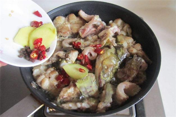 鯰魚(yú)有刺嗎 鯰魚(yú)是一根主刺嗎 鯰魚(yú)有刺嗎 鯰魚(yú)是一根主刺嗎