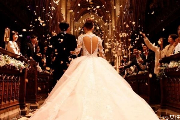 結(jié)婚辦酒席需要準(zhǔn)備什么 辦結(jié)婚酒席提前做哪些準(zhǔn)備 結(jié)婚辦酒席需要準(zhǔn)備什么 辦結(jié)婚酒席提前做哪些準(zhǔn)備