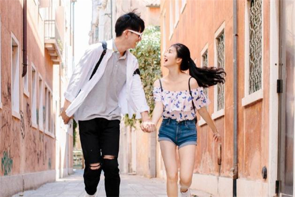 女生問你喜歡我哪一點(diǎn)怎么回答 女生問喜歡我哪里怎么回答 女生問你喜歡我哪一點(diǎn)怎么回答 女生問喜歡我哪里怎么回答