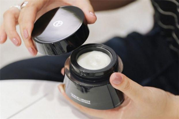 阿瑪尼黑鑰匙面霜可以用多久 黑鑰匙面霜適合什么年齡用 阿瑪尼黑鑰匙面霜可以用多久 黑鑰匙面霜適合什么年齡用