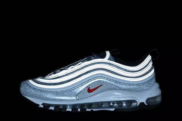 耐克AirMax97銀紫配色細(xì)節(jié)測評(píng) 個(gè)性又時(shí)尚的鞋子