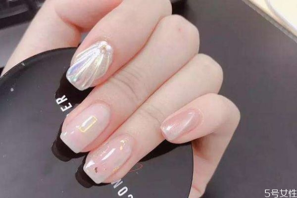 亮油和封層哪個(gè)先涂 亮油什么時(shí)候涂 亮油和封層哪個(gè)先涂 亮油什么時(shí)候涂