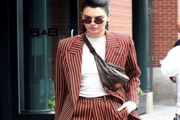 冬天適合背腰包嗎 腰包如何搭配 冬天適合背腰包嗎 腰包如何搭配