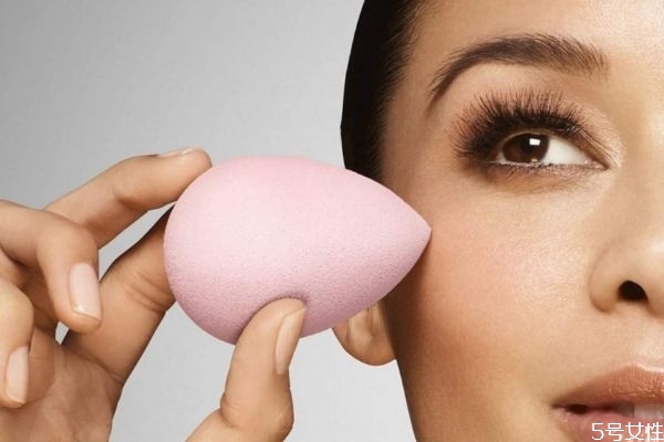 沒帶美妝蛋如何上妝 沒有美妝蛋怎么上粉底 沒帶美妝蛋如何上妝 沒有美妝蛋怎么上粉底